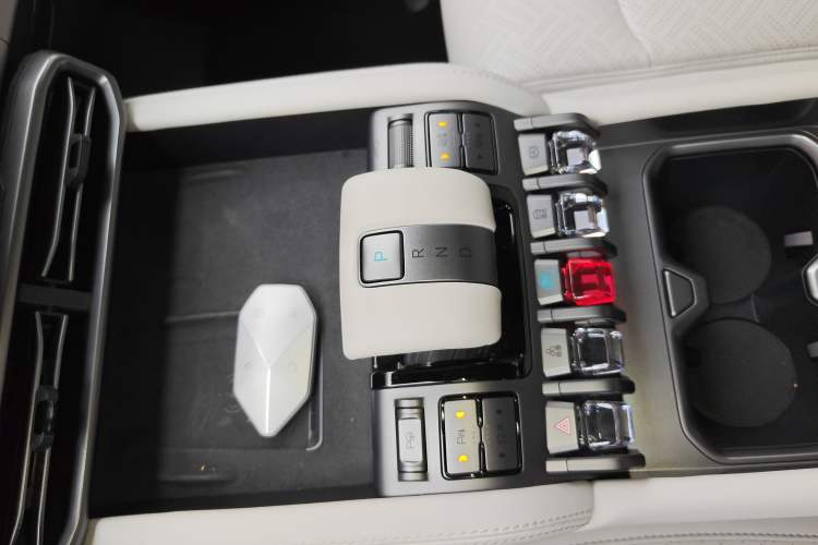 Used Formula Leopard Titanium 3 2025 501KM All-Wheel Drive Intelligent Driving Ultra Version Gear Lever