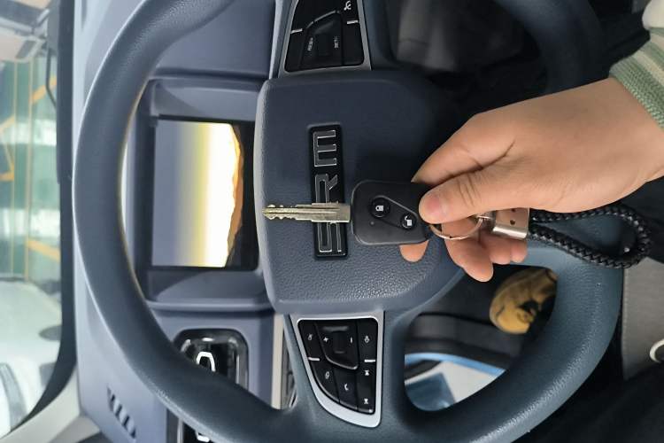 Used SRM New Energy E3L 2024 Luxury 6-Seater Bus Vehicle Key