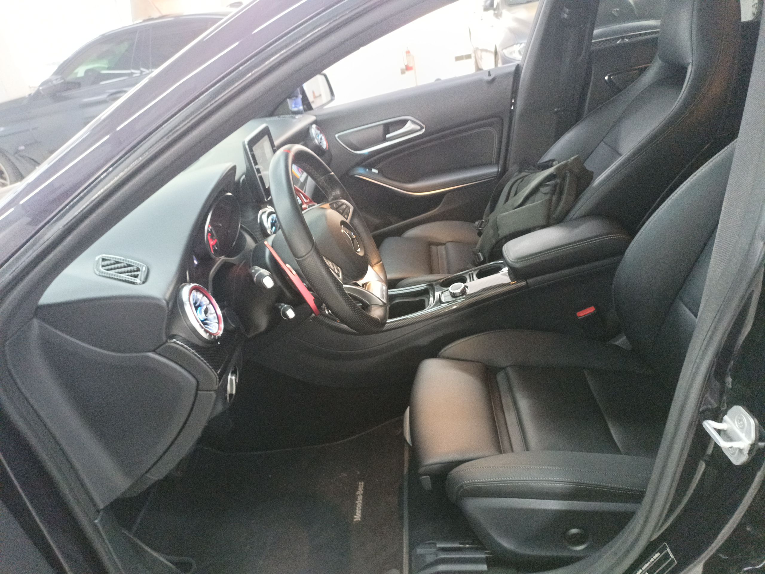 Переднее сиденье в автомобиле