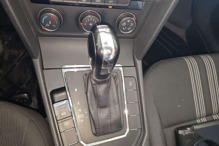 Used Volkswagen Lamando 2015 230TSI DSG Fashion Edition Gear Lever