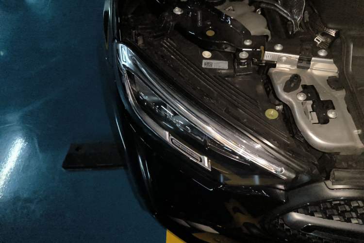 Used Mercedes-Benz GLC 2023 Facelift GLC 260 L 4MATIC Dynamic Version 5 Seats Right Front Headlight