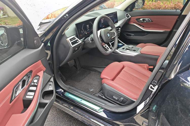 Used BMW 3 Series 2025 330Li M Sport Shadowline Package Driver Seat