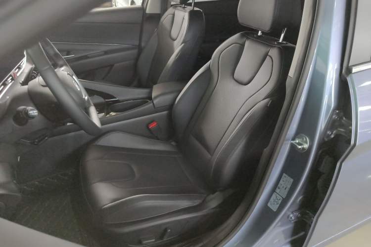 Used Hyundai Elantra 2023 1.5L CVT LUX Prestige Edition Driver Seat