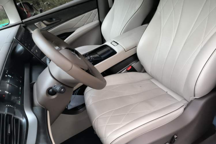 Used Denza D9 2022 DM-i 1040 Prestige Model
