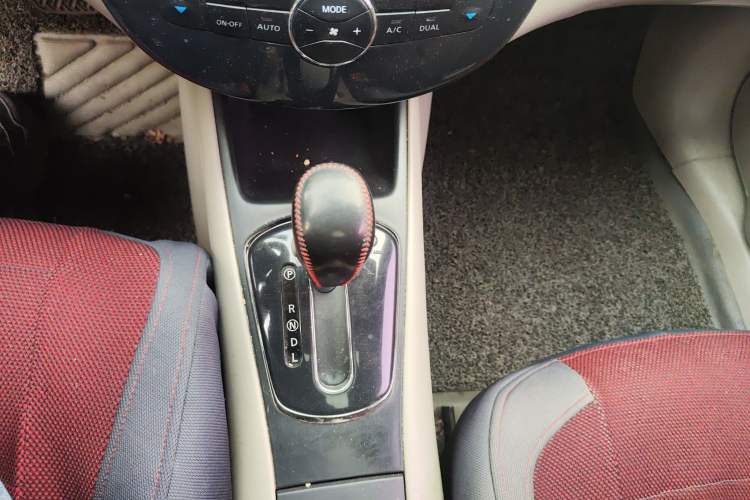 Used Nissan Tiida 2011 1.6L CVT Smart Version Gear Lever