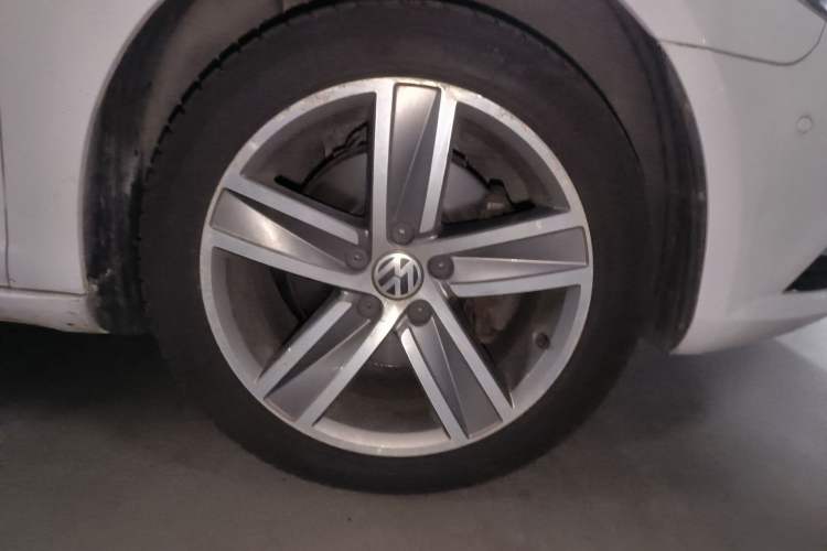 Used Volkswagen FAW-Volkswagen CC 2013 2.0 TSI Luxury Model Right Front Wheel Hub