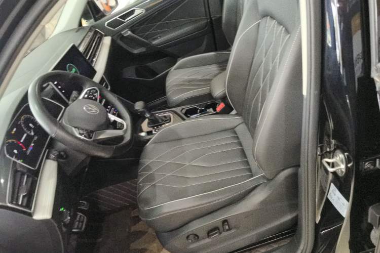 Used Volkswagen Tiguan L 2023 330TSI Automatic Two-Wheel Drive R-Line Enjoyment Edition Left Front Seat