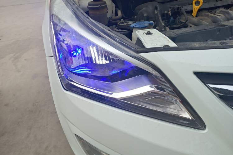 Used Hyundai Verna (older generation) 2014 1.4L Manual Smart GLS Trim Right Front Headlight