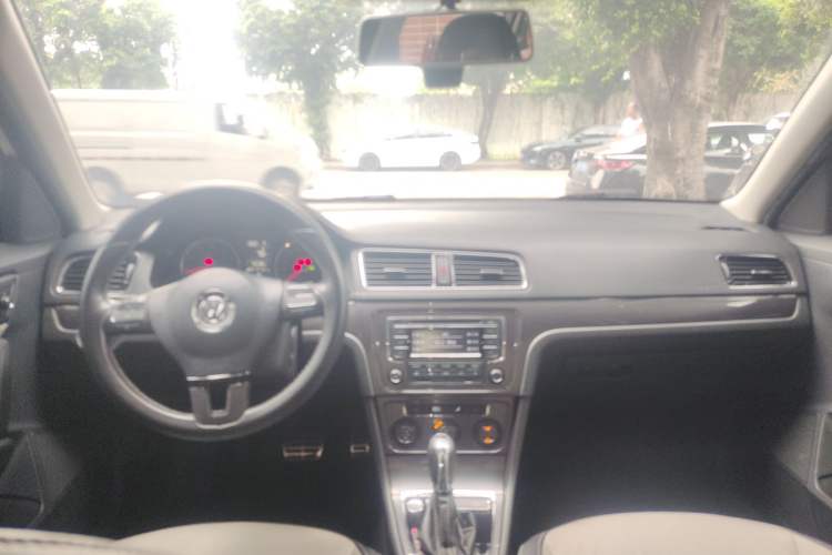 Used Volkswagen Cross Lavida 2014 1.4TSI DSG
