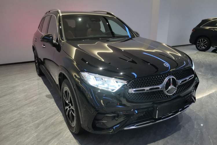 Used Mercedes-Benz GLC 2025 GLC 260 L 4MATIC Luxury Model Front Right 45 Deg