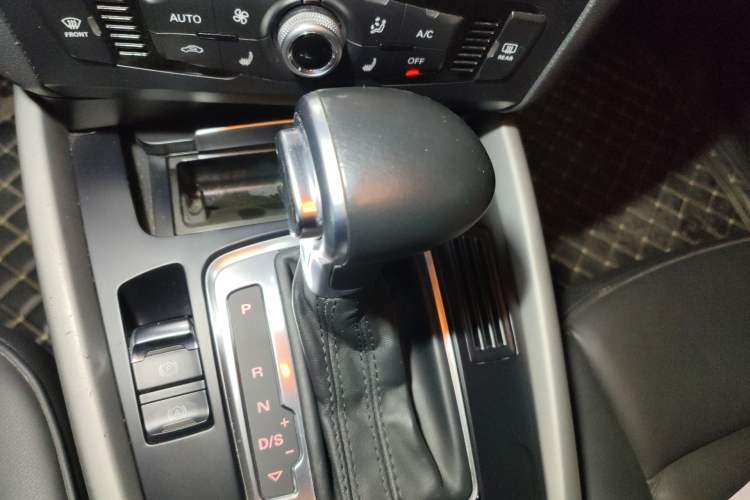 Used Audi Q5 2017 40 TFSI Ambition Edition Gear Lever