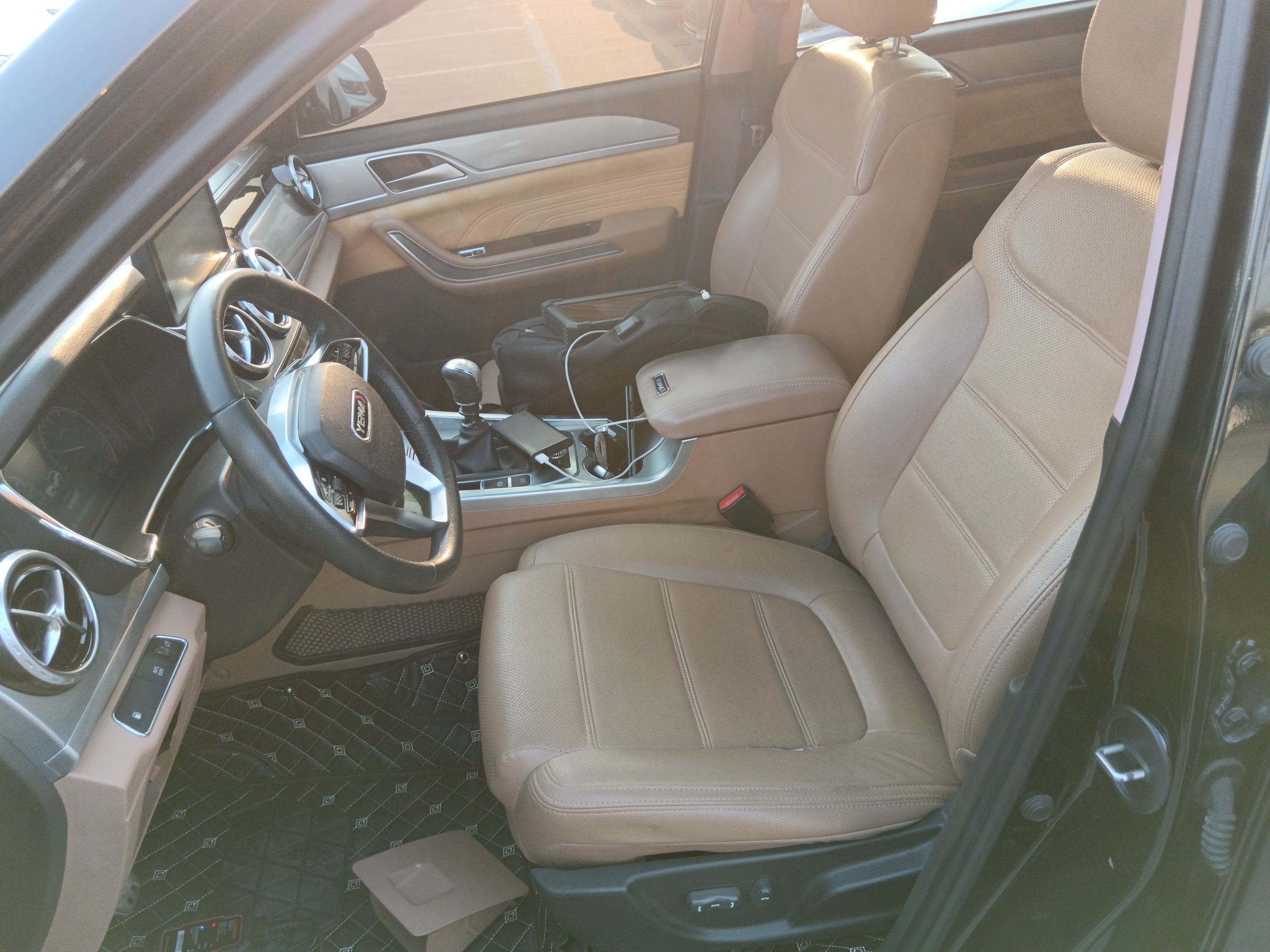 Переднее сиденье в автомобиле