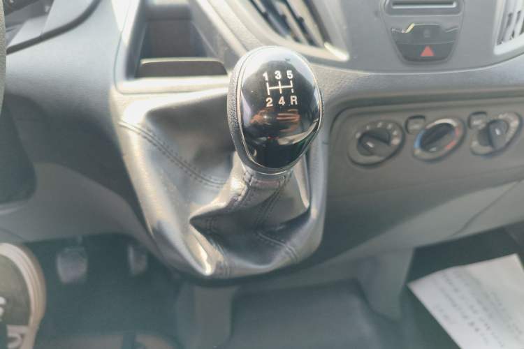 Used Ford Transit 2020 2.0T Diesel Multi-Function Commercial Vehicle Mid-Chassis Low-Roof Design with Dual Rear Doors Meeting China VI Emission Standards