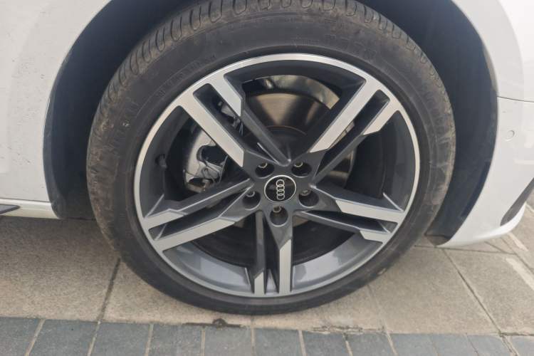 Used Audi A4L 2023 40 TFSI Luxury Dynamic Model Right Front Wheel Hub