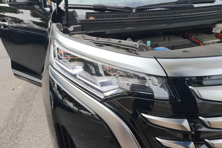 Used Denza D9 2024 DM-i 1050 Luxury Model Exterior 6