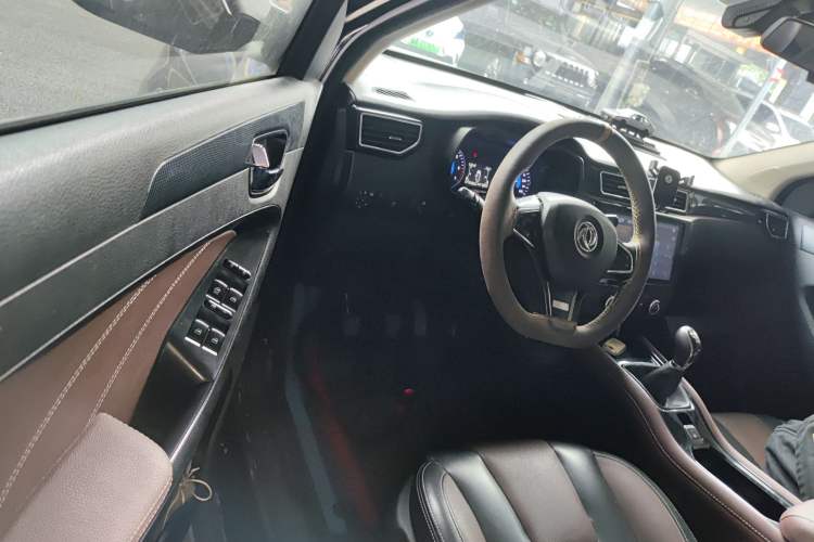 Used Dongfeng Fengon 580 2017 1.5T Manual Luxury Model Driver Seat