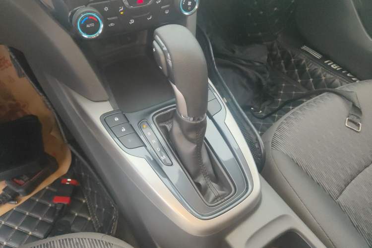 Used Chevrolet Malibu 2016 1.6T Automatic Comfort Edition Gear Lever