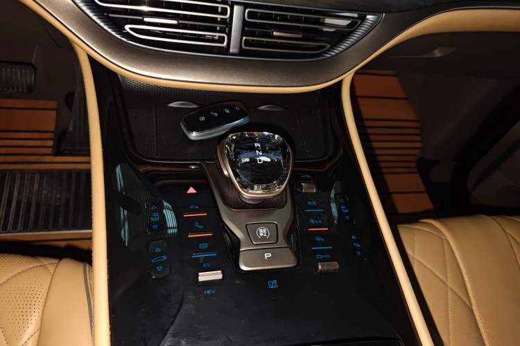 Used Denza D9 2024 DM-i 980 Four-Wheel Drive Prestige Model
