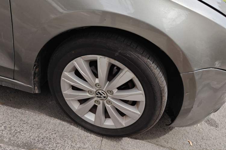 Used Volkswagen Sagitar 2014 1.6L Automatic Comfort Model Right Front Wheel Hub