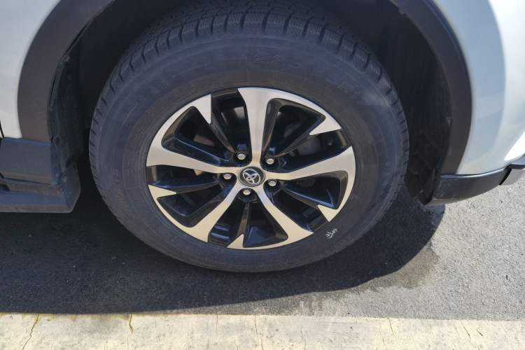 Used Toyota RAV4 2019 2.0L CVT Two-Wheel Drive Luxury Version China VI Standard Right Front Wheel Hub