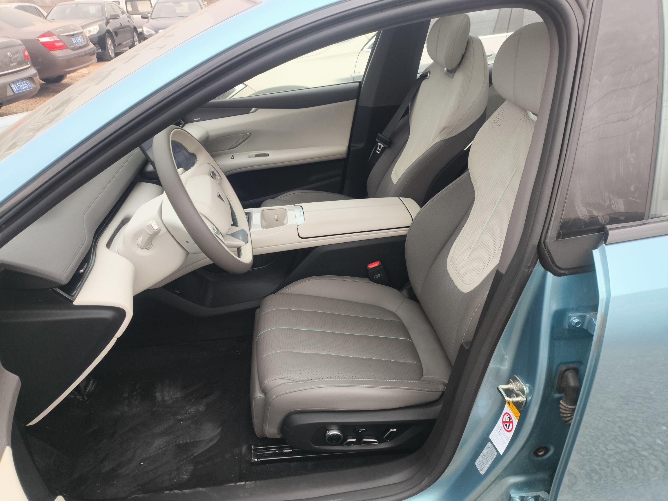 المقاعد الأمامية داخل السيارة