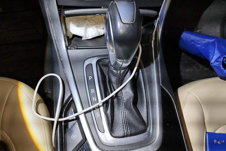 Used Ford Edge 2015 2.0T GTDi Two-Wheel-Drive High-Line Version