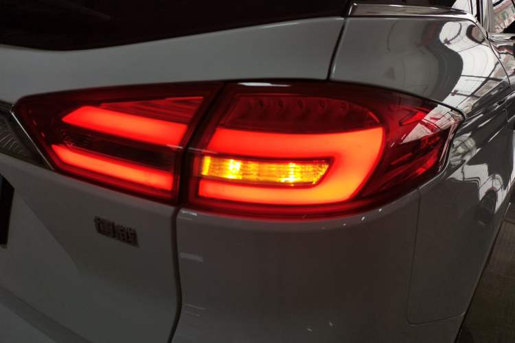 Used Geely Auto Emgrand X7 Sport 2016 1.8TD Automatic Smart Connectivity Version Right Rear Taillight