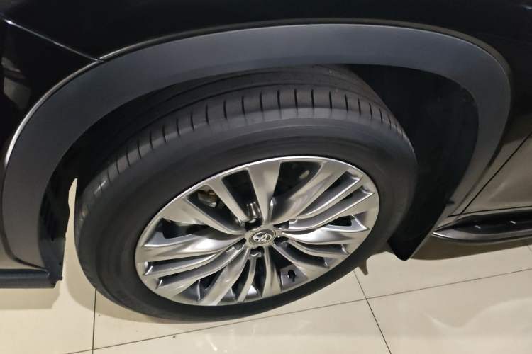 Used Toyota Highlander 2024 2.5L Smart Electric Hybrid Dual-Motor Two-Wheel Drive Luxury Version 7 Seats Left Front Wheel Hub