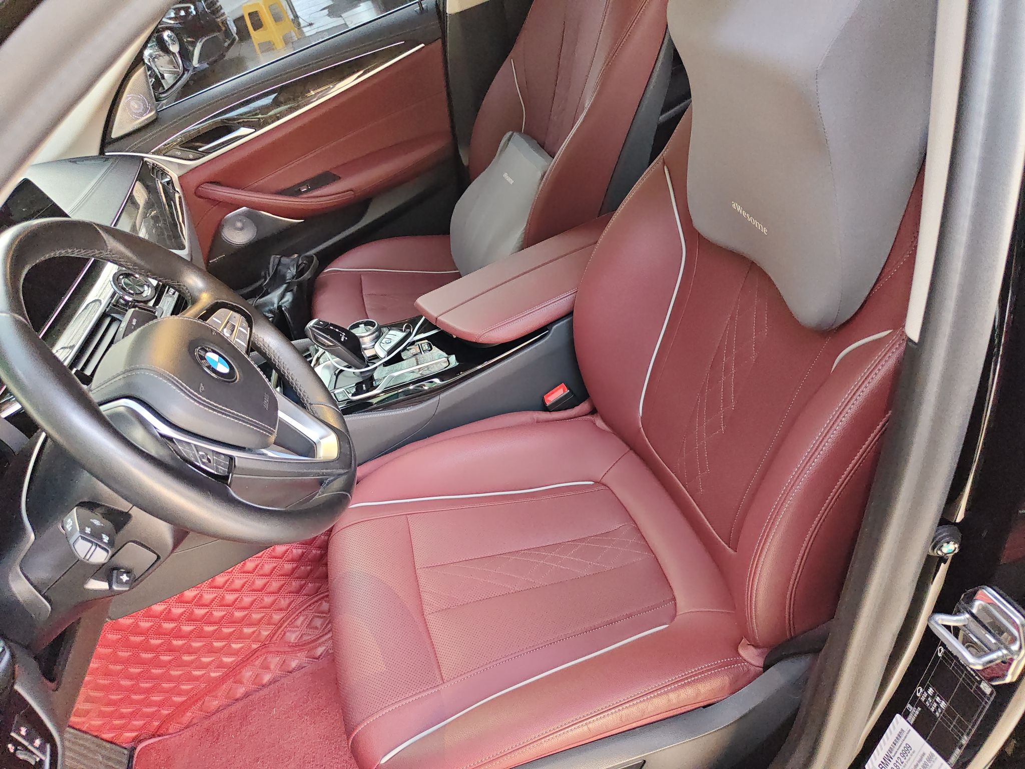 المقاعد الأمامية داخل السيارة