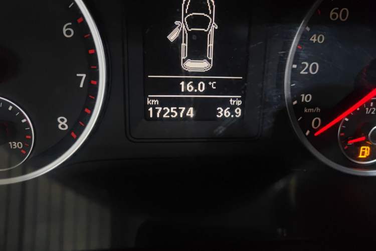 Used Volkswagen Tiguan 2010 2.0 TSI Automatic All-Wheel-Drive Elite Edition Odometer Close Up