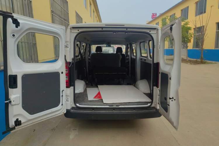 Used Wuling Yangguang 2024 300KM Comfort Version Passenger Van 75kW Trunk