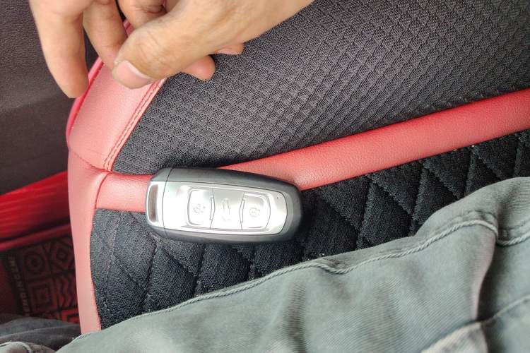 Used Geely Auto Emgrand X7 Sport 2018 1.8TD Automatic Two-Wheel Drive Smart Connect 4G Internet Edition Vehicle Key