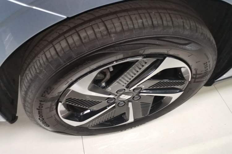 Used Geely Galaxy L6 2025 EM-i 140km Starship Edition Right Rear Wheel Hub