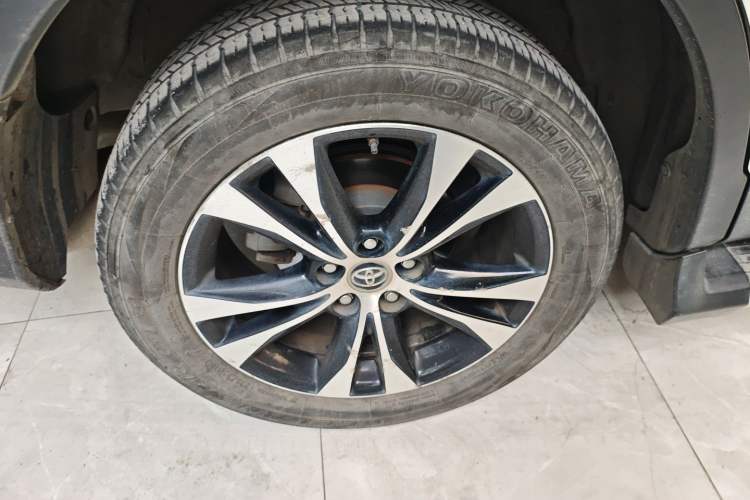 Used Toyota RAV4 2015 2.5L Automatic 4x4 Elite Edition Right Rear Wheel Hub