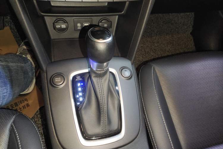 Used Hyundai ENCINO 2018 1.6T Dual-Clutch Zhilian Edition China V Standard Gear Lever