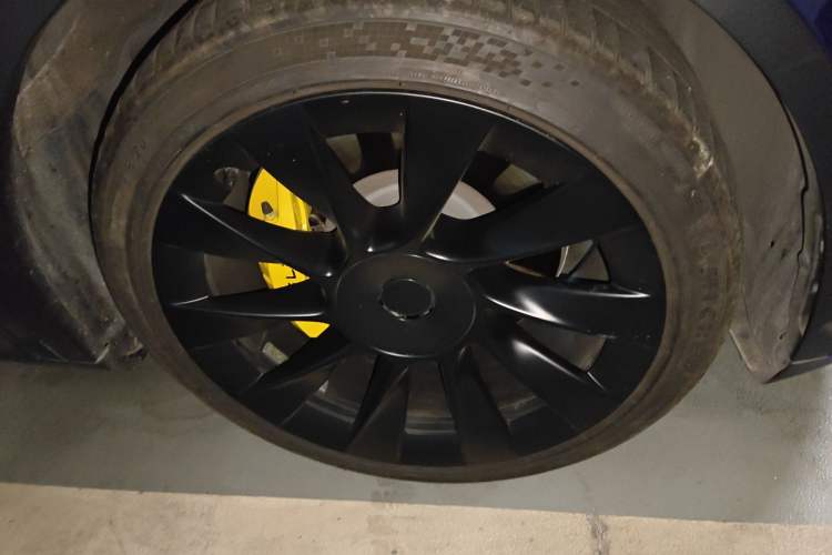Used Tesla Model Y 2021 Long-Range All-Wheel-Drive Version 3D7 Right Front Wheel Hub
