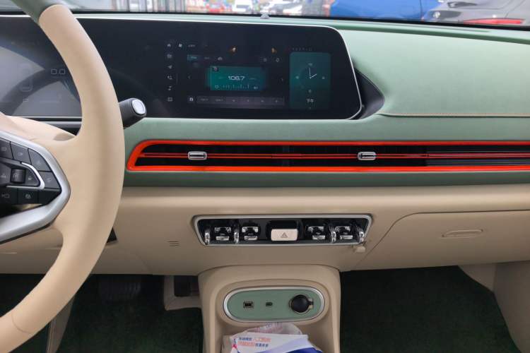 Used ORA Good Cat 2024 401 km Range Luxury Version 135 kW Audio And AC Panel