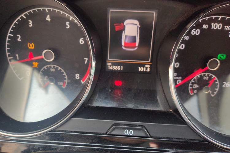 Used Volkswagen Lamando 2015 280TSI DSG Luxury Edition Odometer Close Up