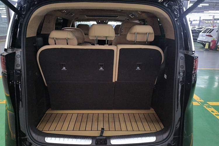 Used Denza D9 2025 DM-i Smart Drive 1020 Four-Wheel Drive Deluxe Model
