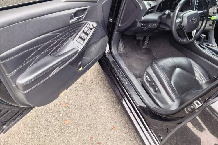 Used Toyota Avalon 2019 Dual-Engine 2.5L XLE Prestige Version China VI Standard Driver Seat