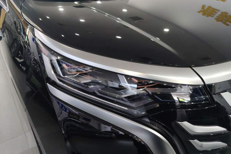 Used Denza D9 2025 DM-i Intelligent Drive 1020 Four-Wheel Drive Prestige Model
