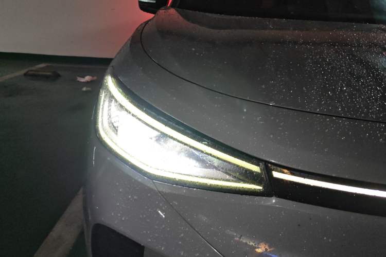 Used Volkswagen ID.4 CROZZ 2021 Long-Range PRO Two-Wheel Drive Version Right Front Headlight