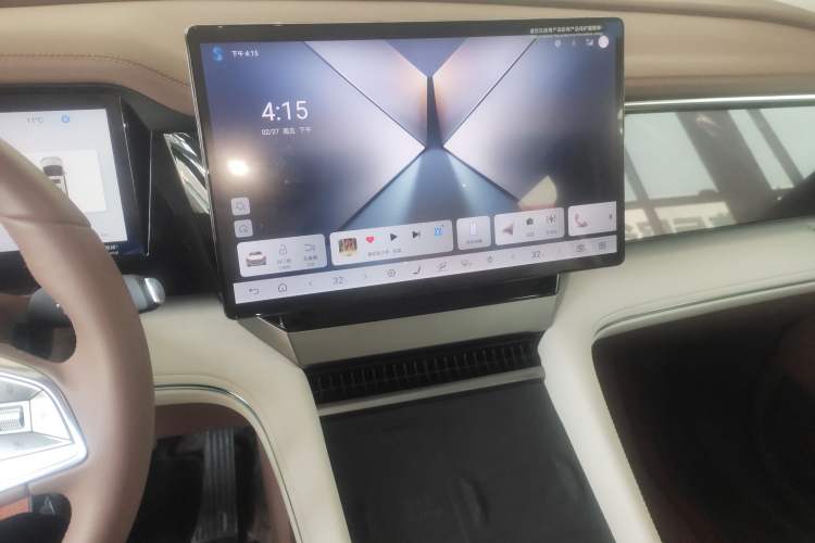 Used BYD Xia 2025 DM-i 1.5T 180km Excellence Model Audio And AC Panel