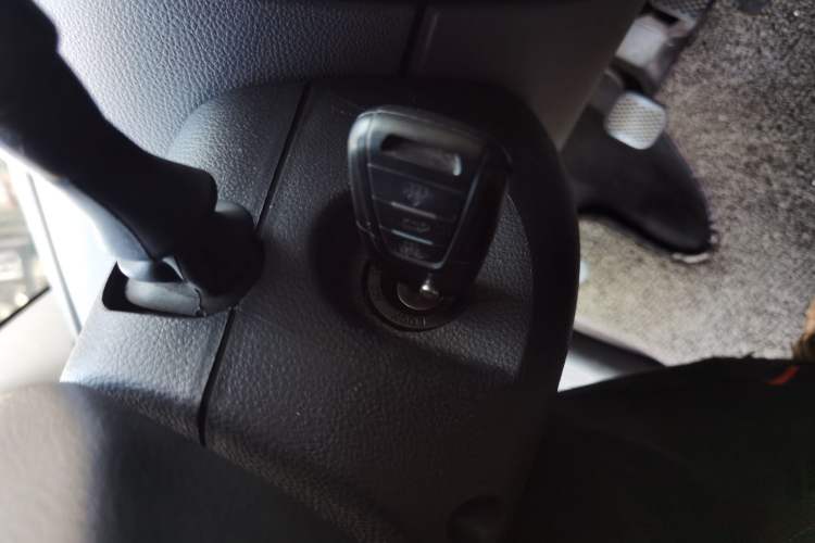 Used SAIC MAXUS Xintu V80 2018 2.5T 6-Speed Manual Aotuntong Short-Wheelbase Mid-Roof 4-Seater Vehicle Key