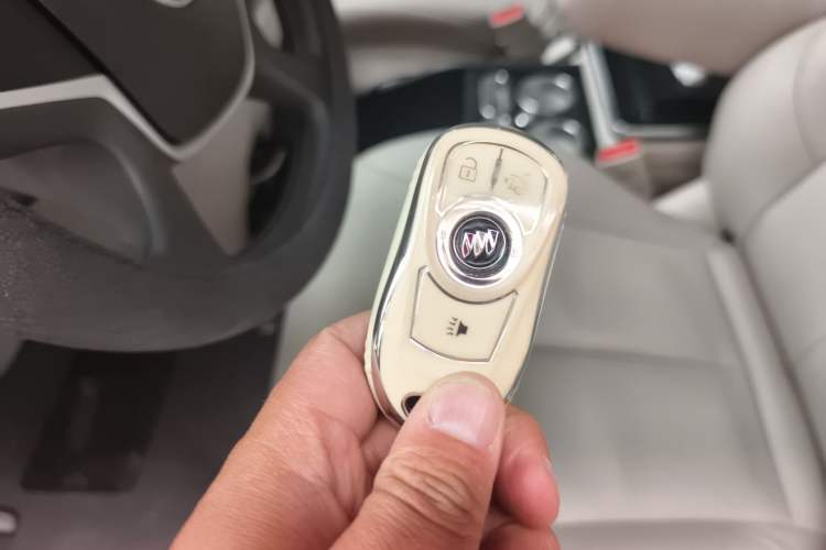 Used Buick GL8 2021 Land Cruiser Executive Class 652T Comfort Model Vehicle Key