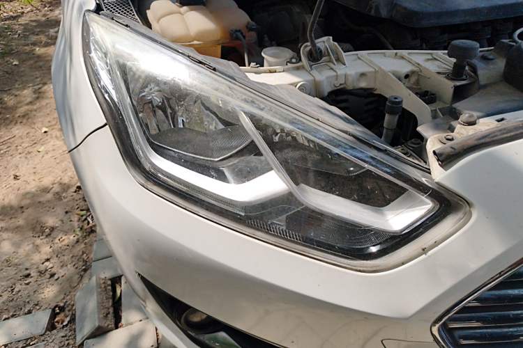 Used Ford Escort 2015 1.5L Automatic Fashion Model Right Front Headlight