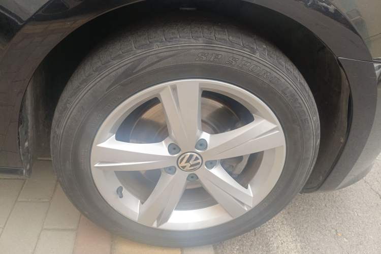 Used Volkswagen Passat 2014 1.8TSI DSG Prestige Edition Right Front Wheel Hub