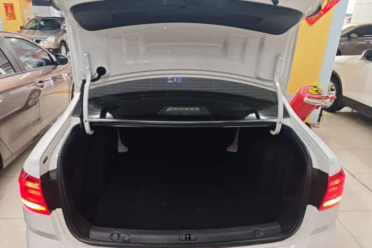 Used Volkswagen Lavida 2017 1.6L Automatic Comfort Edition Trunk