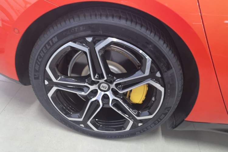 Used Xiaomi Auto SU7 2024 Four-Wheel Drive Ultra-Long Range Advanced Intelligent Driving Max Edition Right Rear Wheel Hub