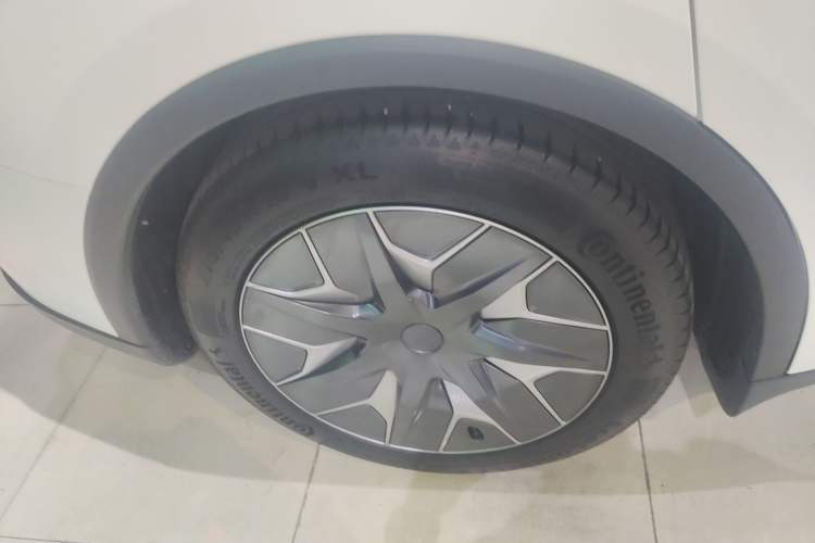 Used Tesla Model Y L 2025 Model Long-Range All-Wheel-Drive Version Exterior 5